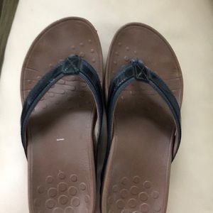 Vionic women’s navy blue size 8 sandals
